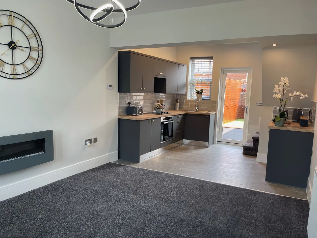 2 bed house to rent, Saville Road, Castleford, WF10