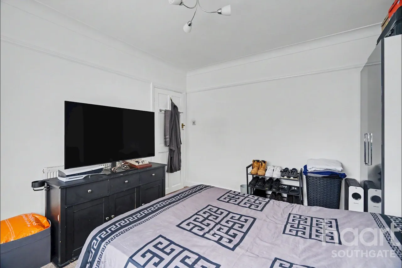 Winchmore Hill Road, London, N21, photo 13