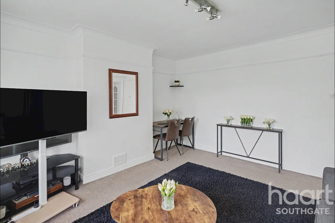 Winchmore Hill Road, London, N21, photo 2