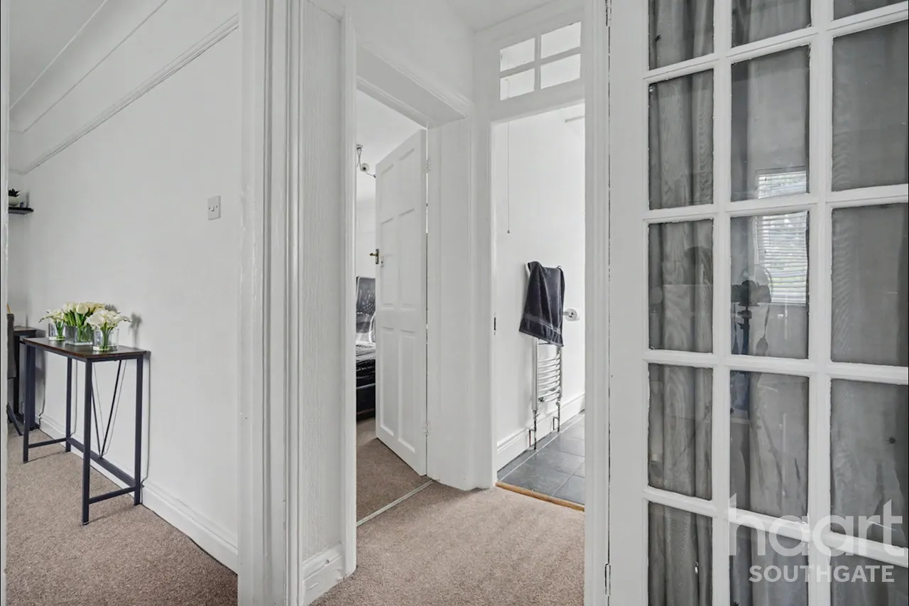 Winchmore Hill Road, London, N21, photo 14