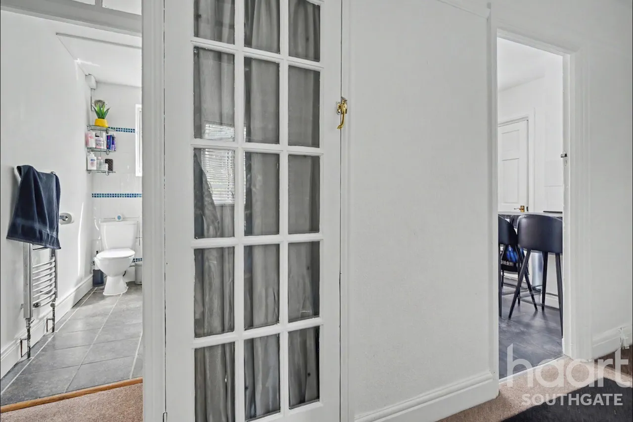 Winchmore Hill Road, London, N21, photo 15