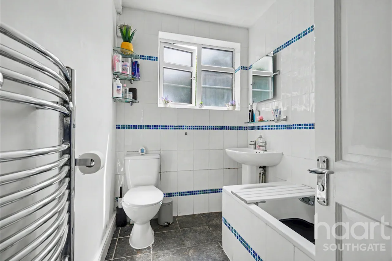 Winchmore Hill Road, London, N21, photo 10