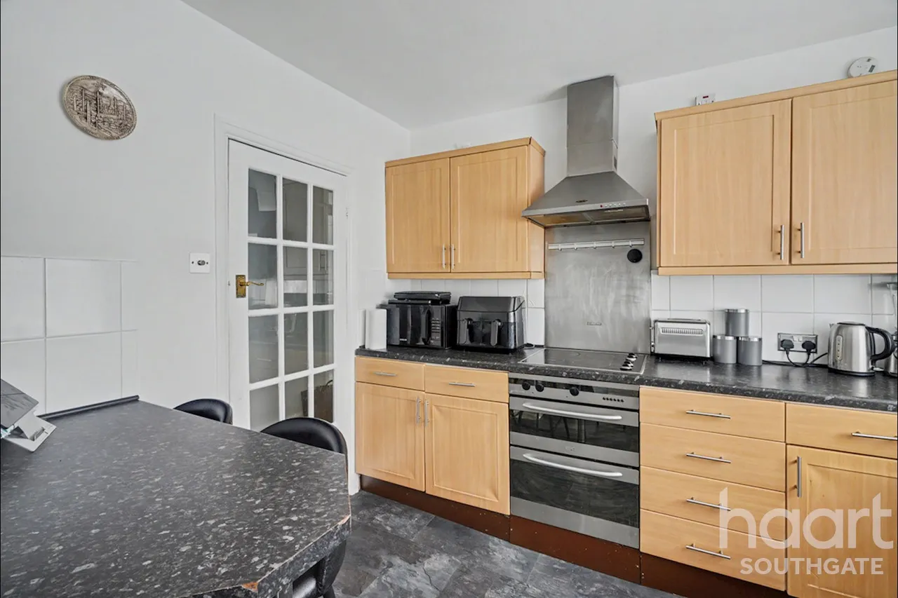 Winchmore Hill Road, London, N21, photo 17