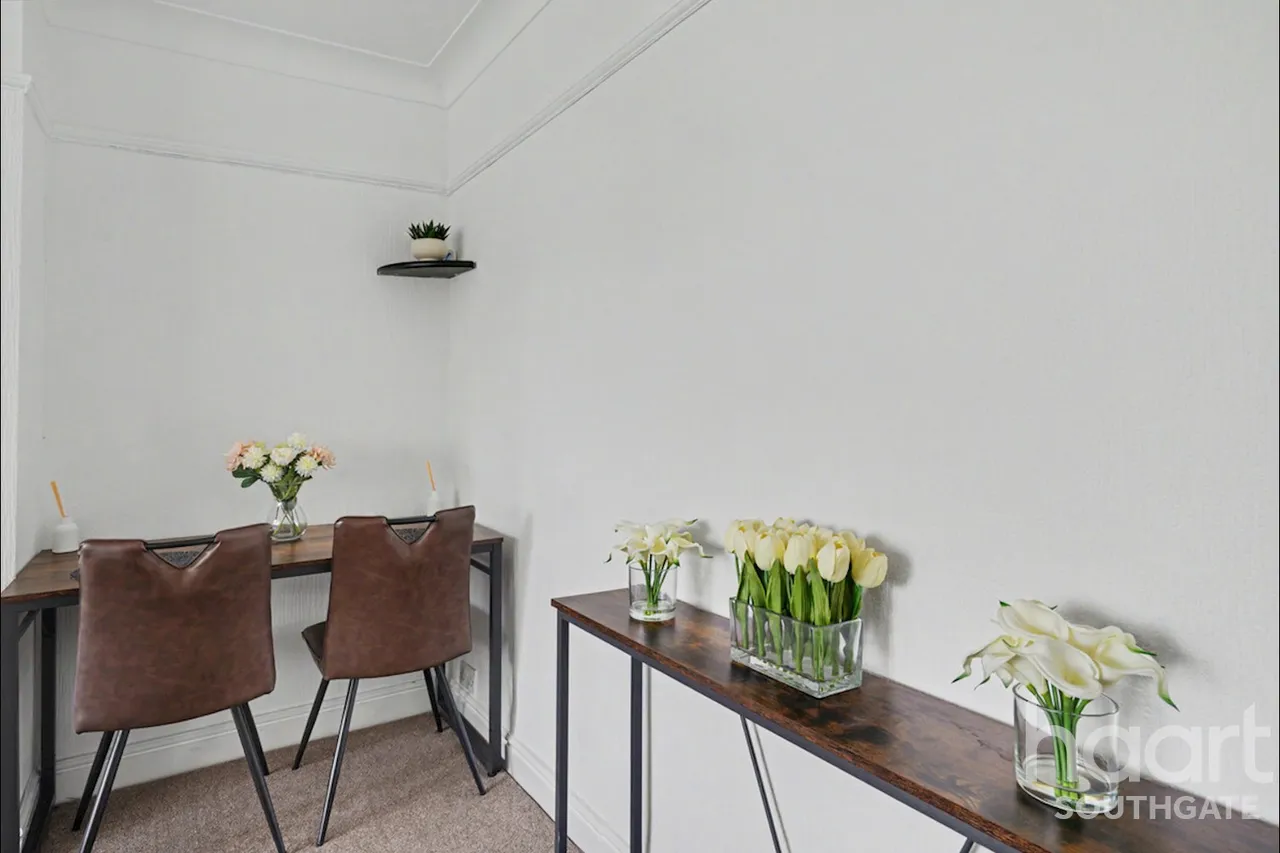 Winchmore Hill Road, London, N21, photo 11