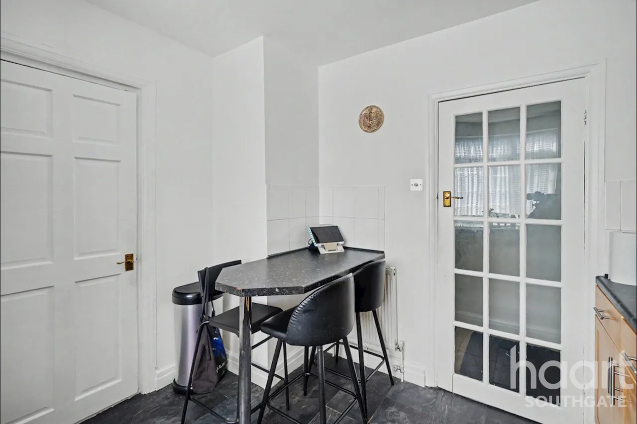 Winchmore Hill Road, London, N21, photo 16