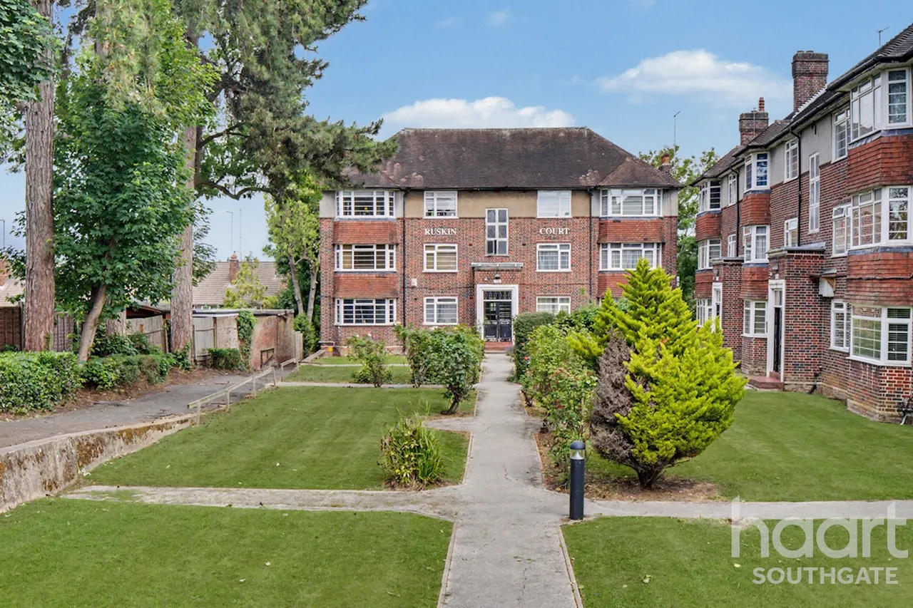 Winchmore Hill Road, London, N21, photo 19