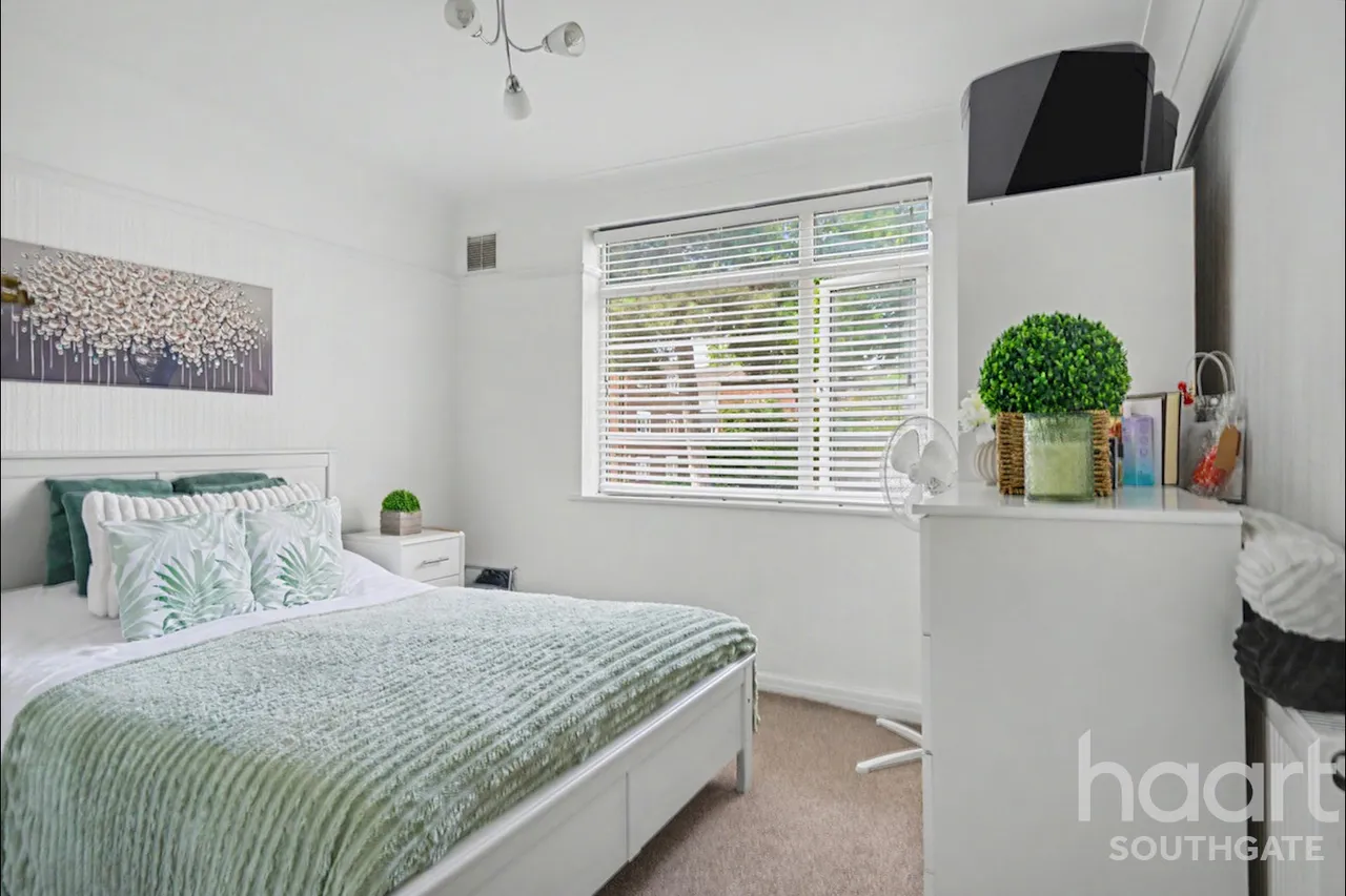Winchmore Hill Road, London, N21, photo 7