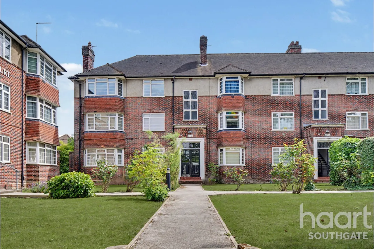 Winchmore Hill Road, London, N21, photo 18