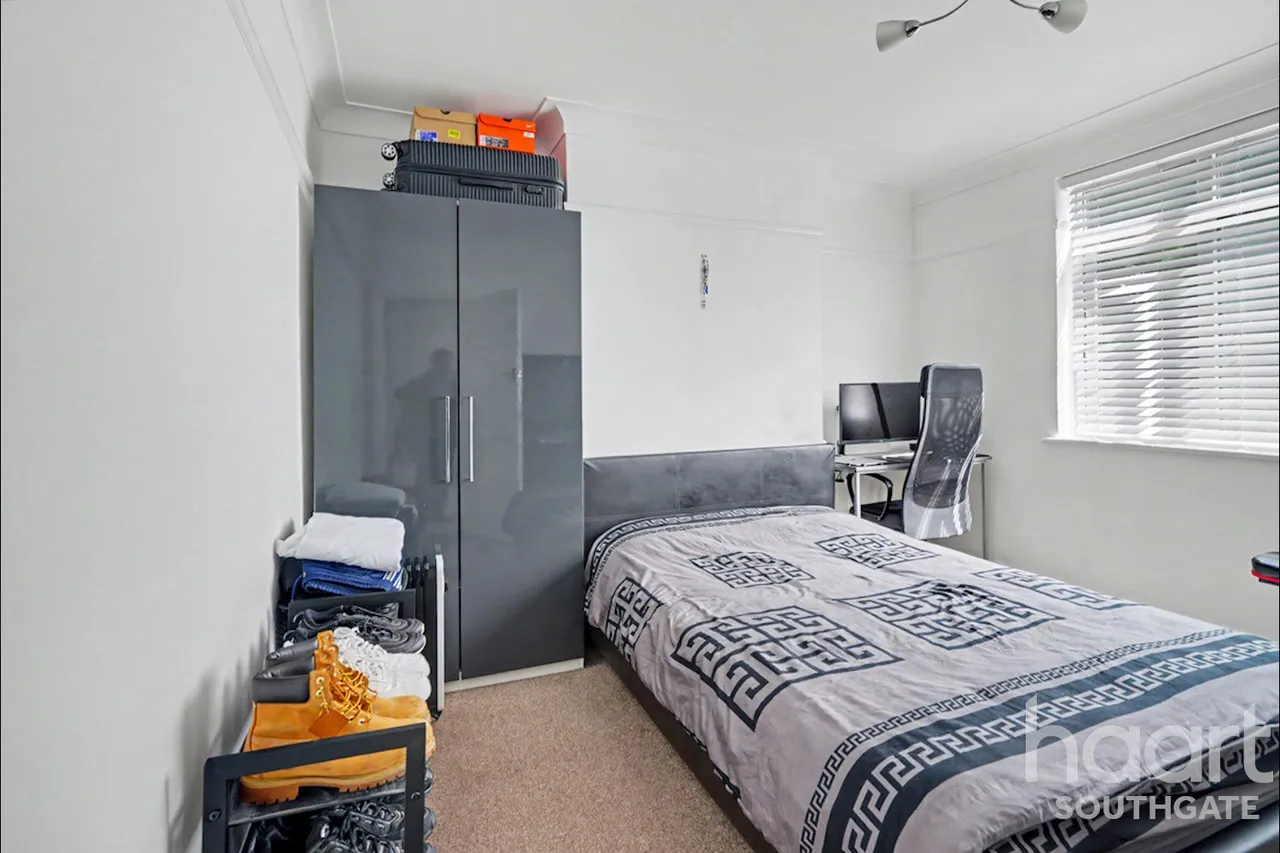 Winchmore Hill Road, London, N21, photo 8