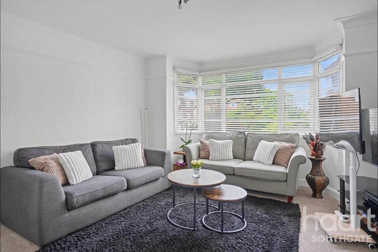 Winchmore Hill Road, London, N21, photo 3