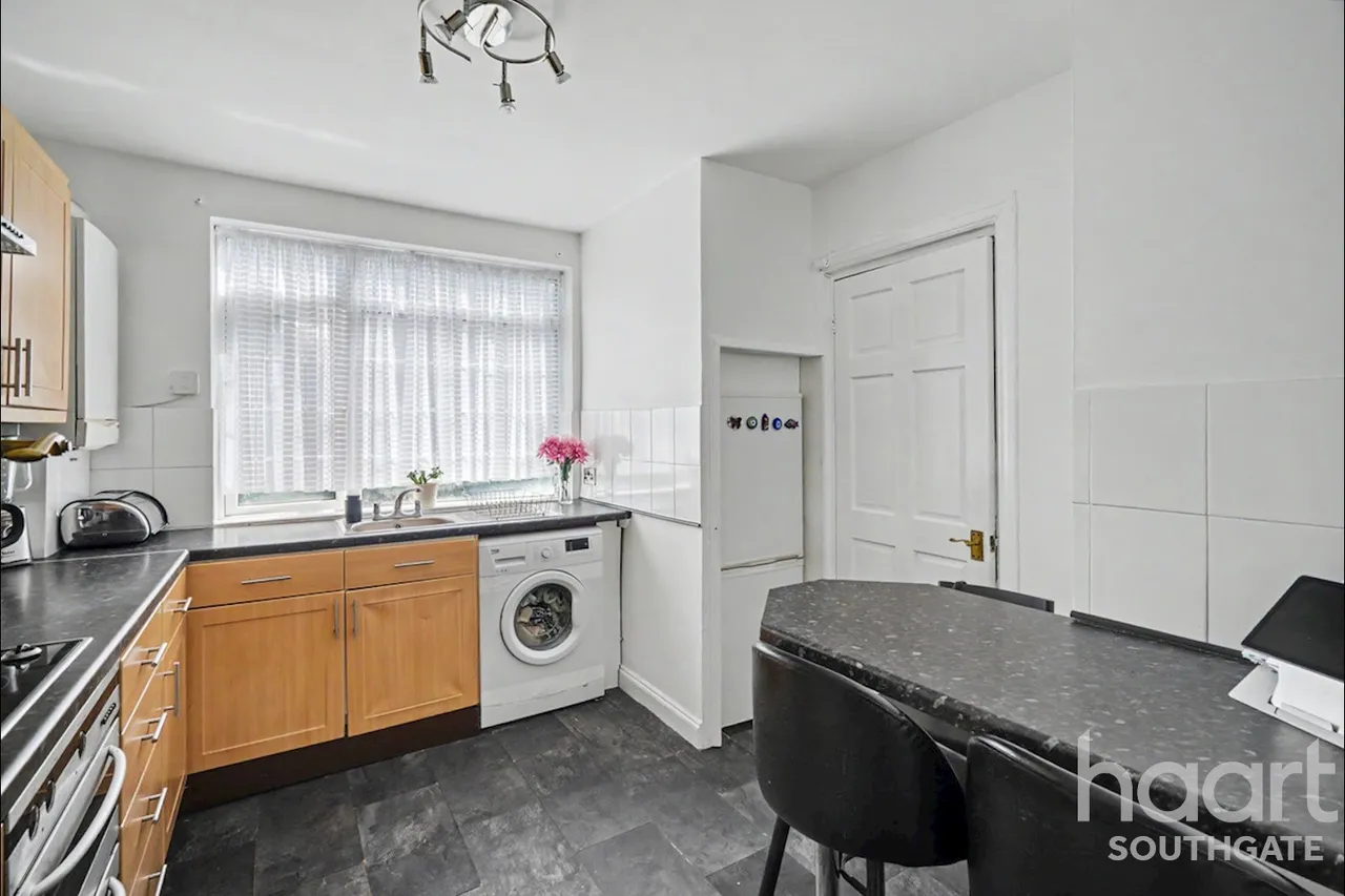 Winchmore Hill Road, London, N21, photo 6