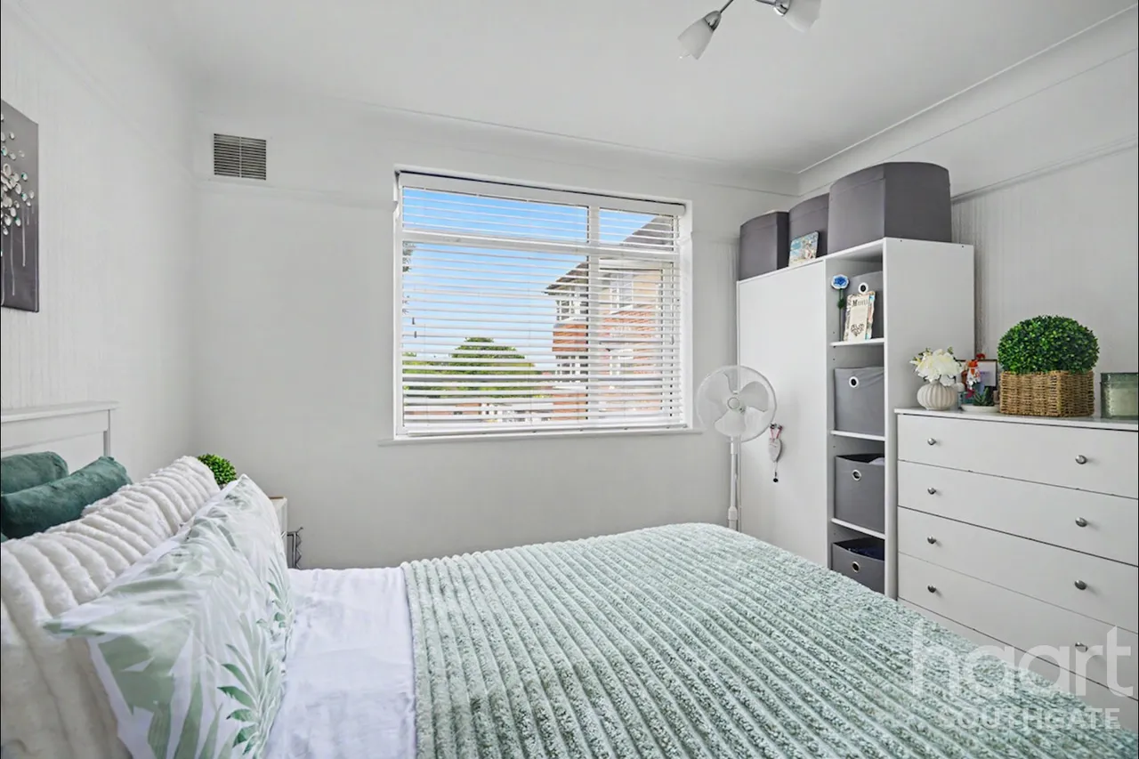 Winchmore Hill Road, London, N21, photo 9