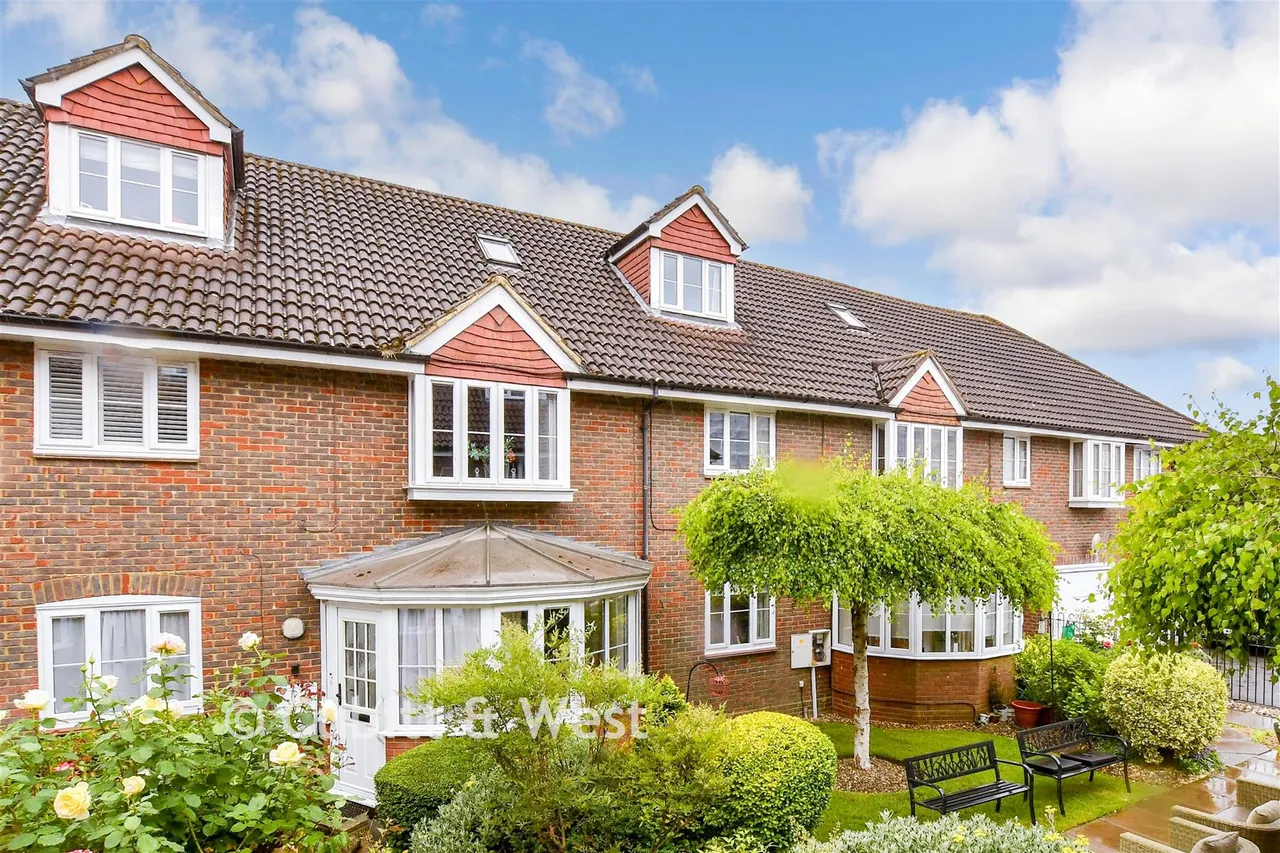 2 bed flat for sale, High Street, Banstead, SM7