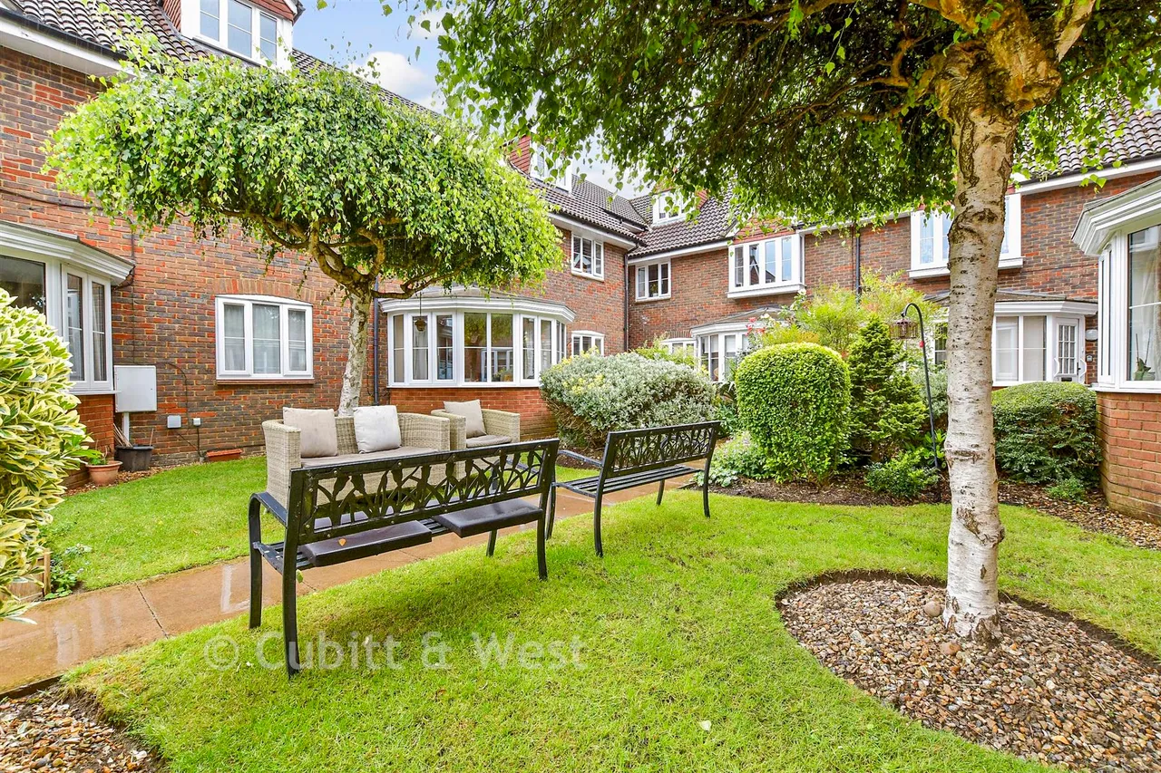 High Street, Banstead, SM7, photo 2