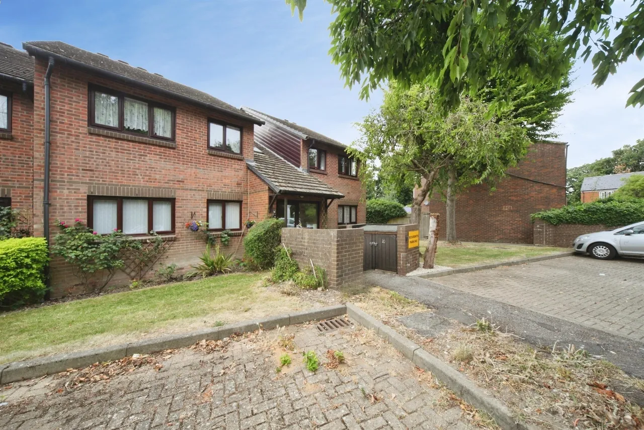 2 bed flat for sale — Long Hedge, Dunstable