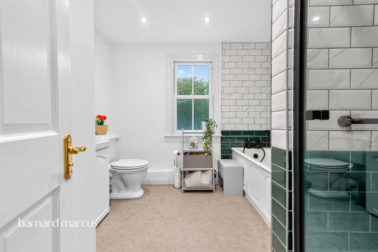 Ladbroke Road, Redhill, RH1, photo 13