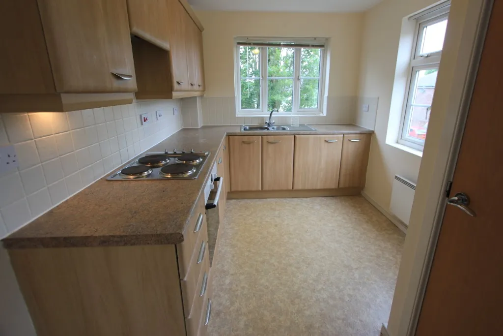 2 bed flat for sale — Hardy Close, Dukinfield, SK16
