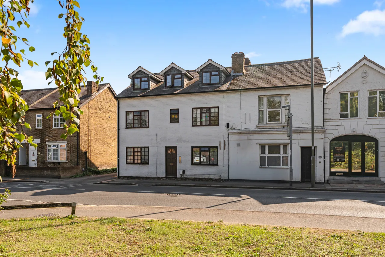 1 bed flat for sale, Station Road, Addlestone, KT15