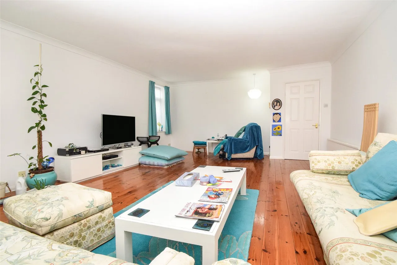 Aylesham Way, Yateley, Hampshire, GU46 6NS, photo 2