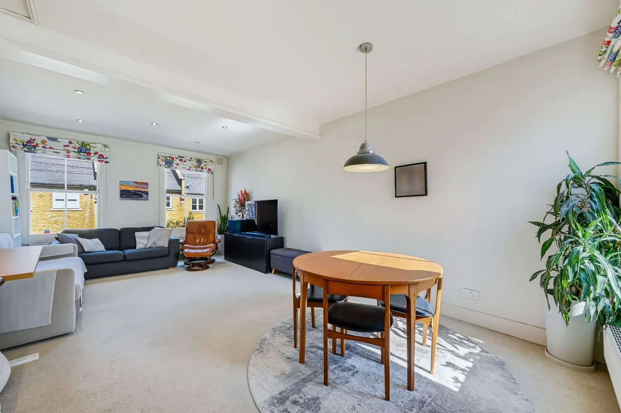 2 bed house to rent, Cold Harbour, London, E14
