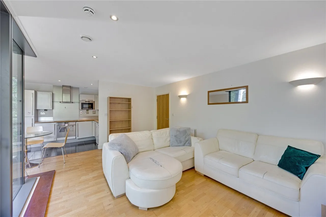 2 bed flat for sale, Blackwall Way, London, E14