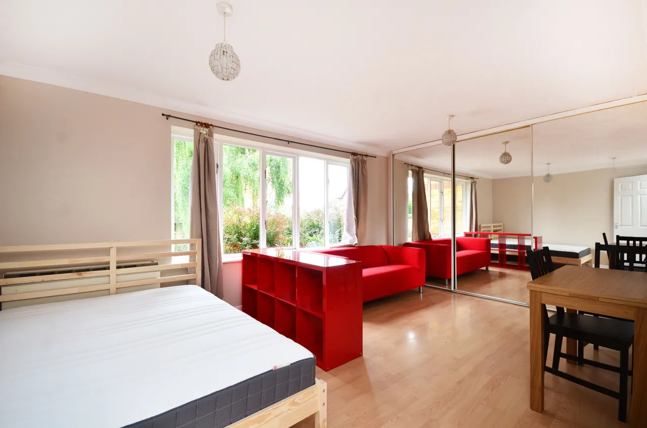 flat to rent — 16 Linwood Close, London