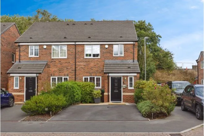3 bed house for sale — Moorlands Road, Cleckheaton