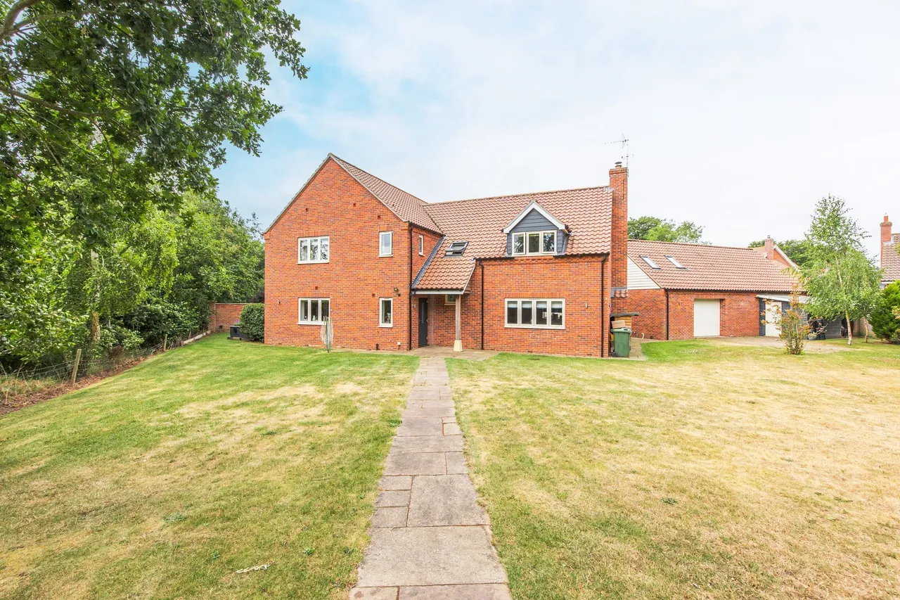 4 bed flat for sale, Impressive Detached Home in North Elmham