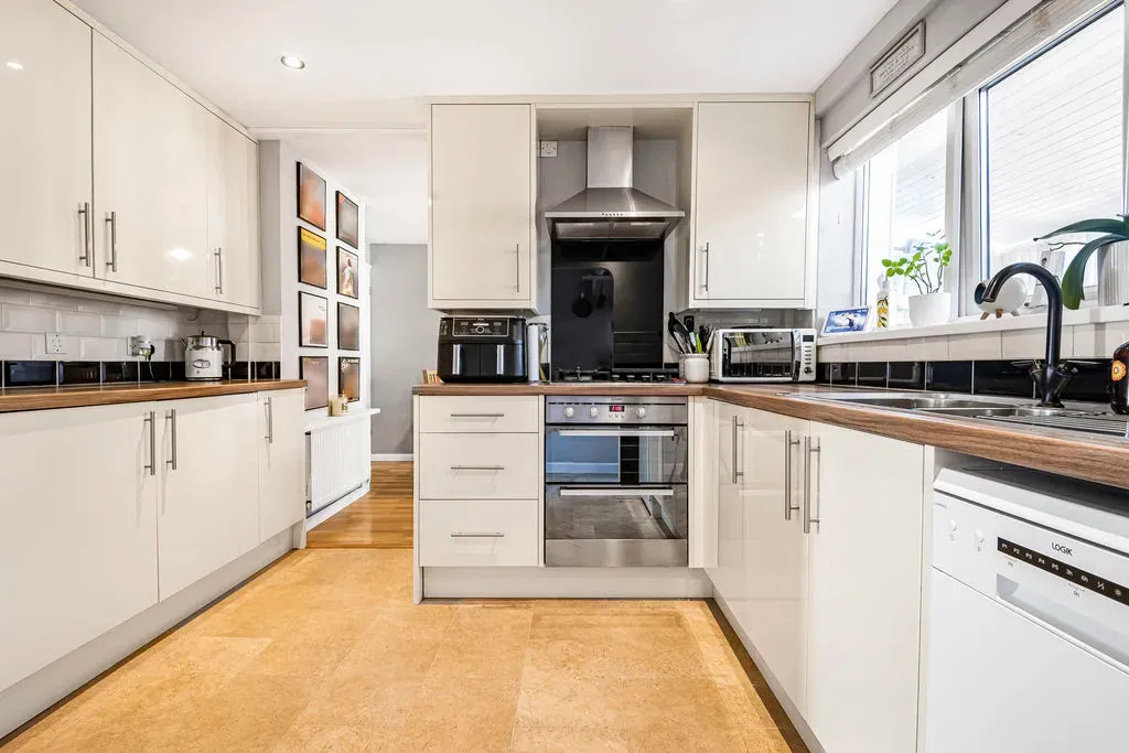 Glastonbury Close, Bletchley, Milton Keynes, Buckinghamshire, MK3 6LU, photo 2