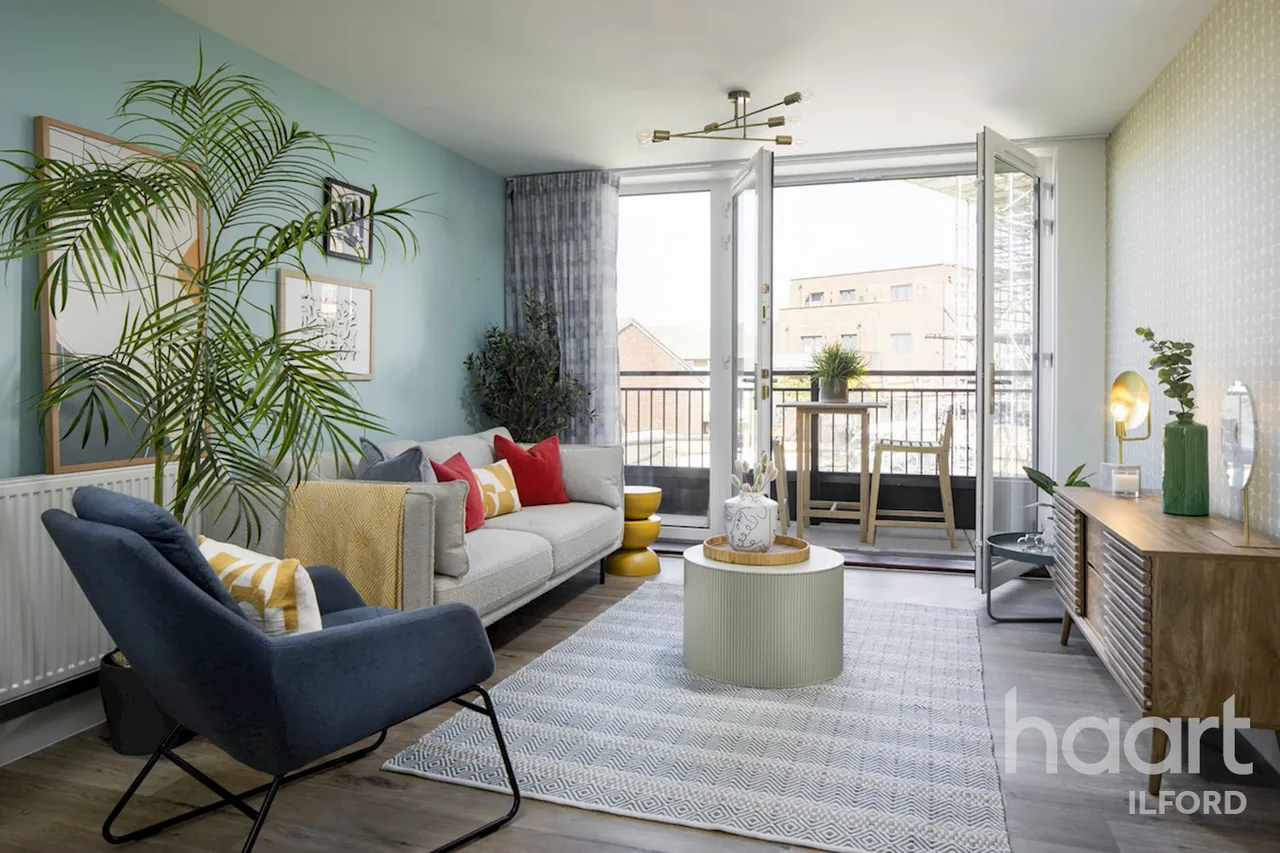 3 bed flat for sale, Wessex Close, London, IG3