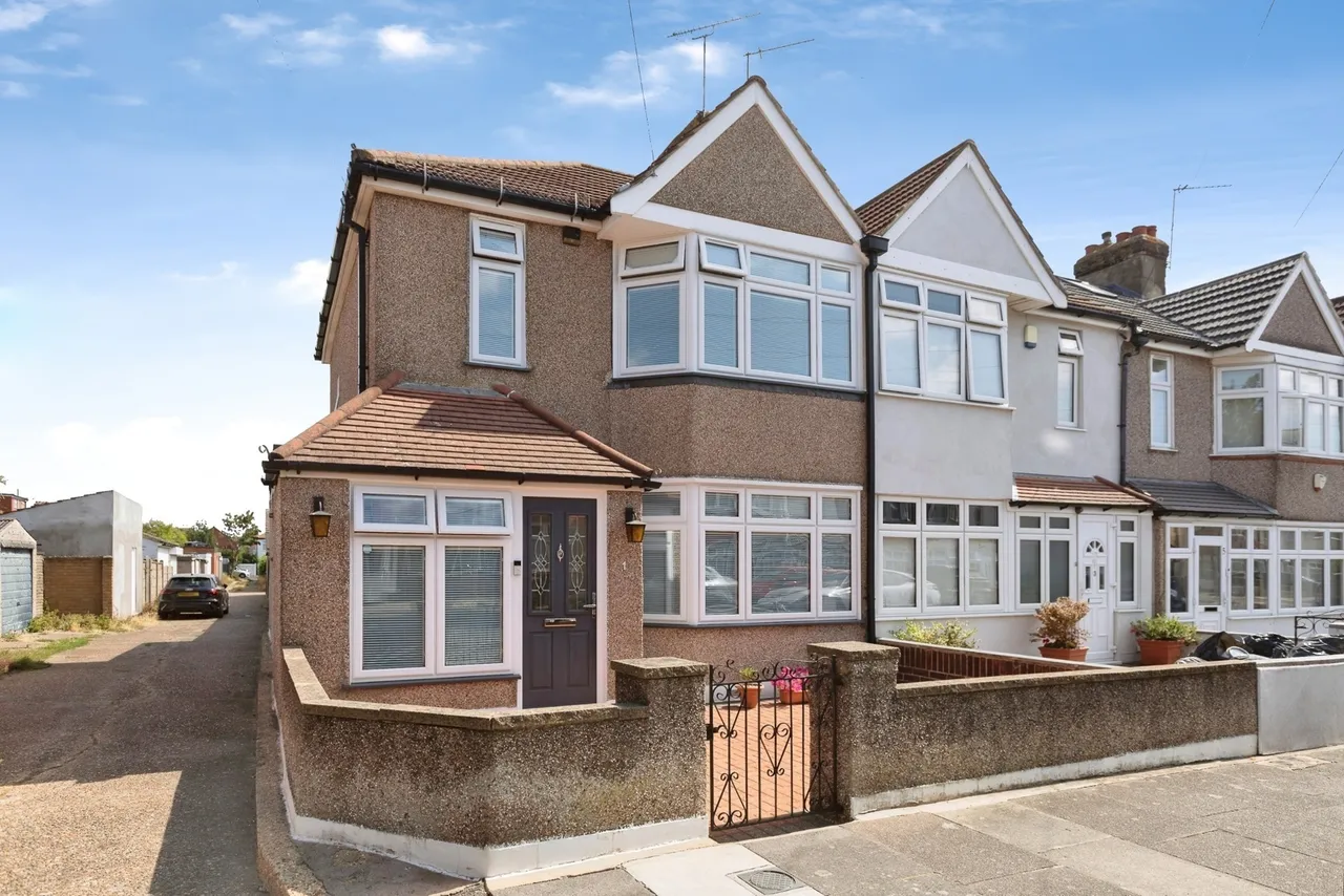 3 bed house for sale — Saltash Road, Ilford, IG6