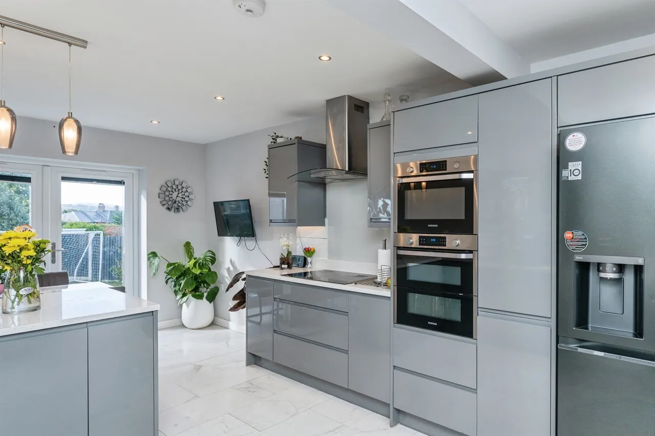 Sussex Gardens, Wrexham, LL11, photo 4