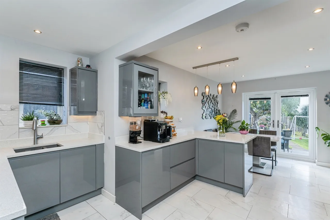 Sussex Gardens, Wrexham, LL11, photo 6