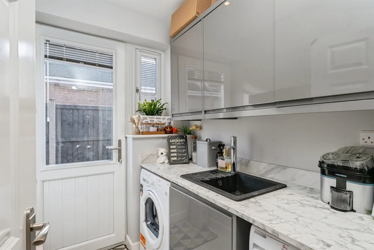 Sussex Gardens, Wrexham, LL11, photo 8