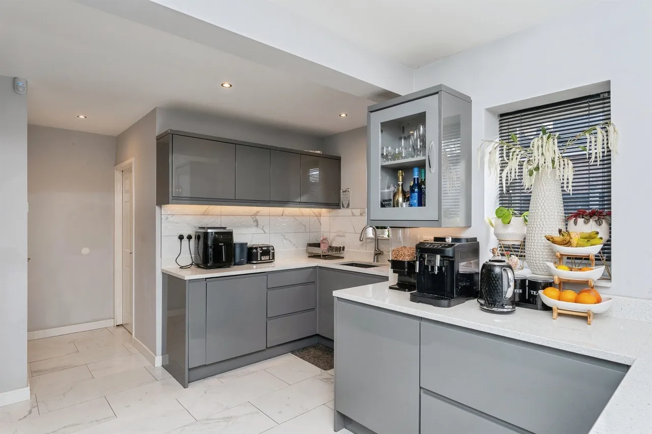 Sussex Gardens, Wrexham, LL11, photo 5