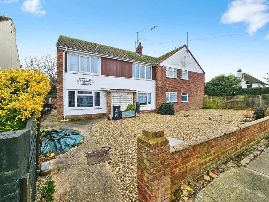 2 bed flat for sale, Walton Road, Clacton-on-Sea, CO15