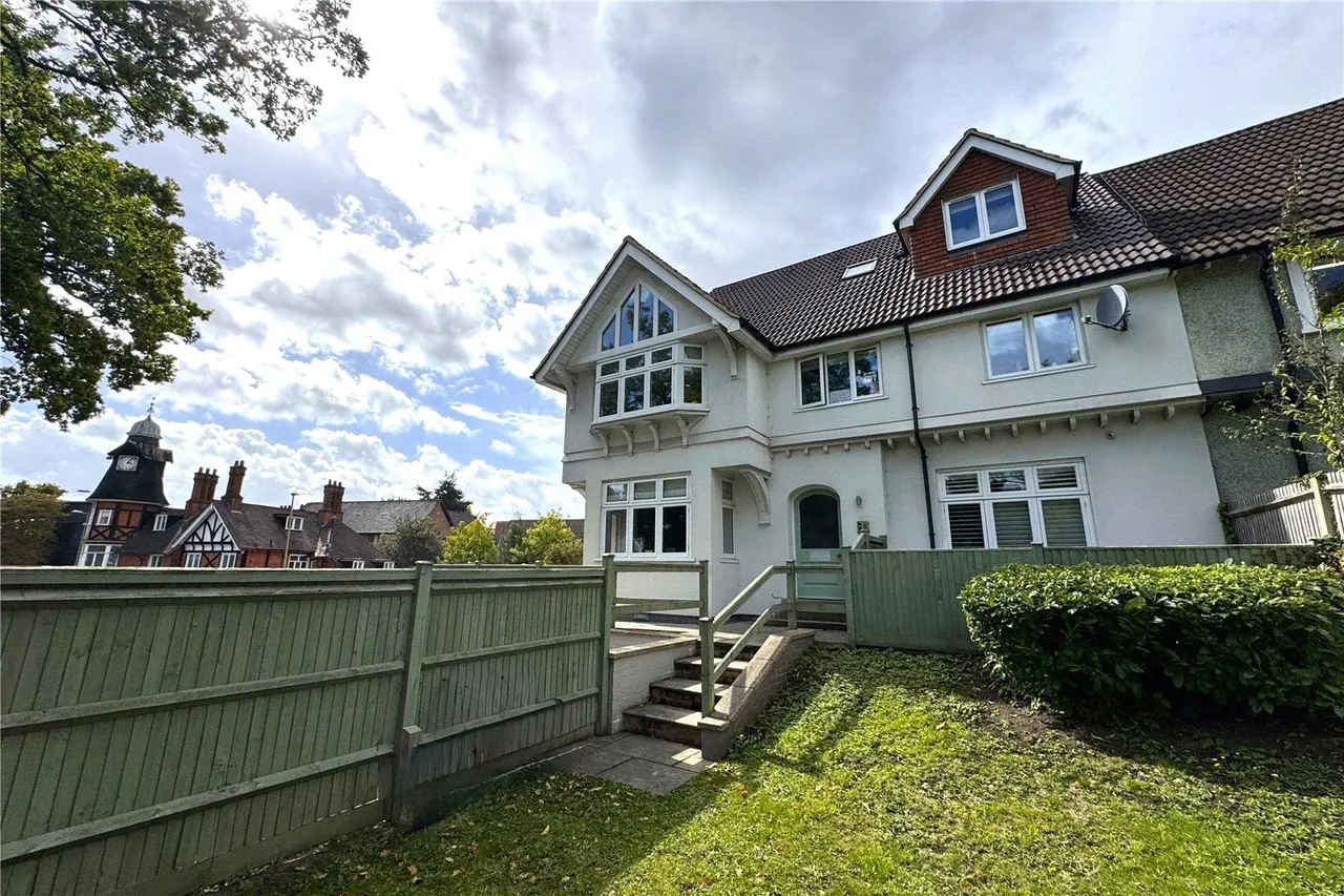 2 bed flat for sale — Clockhouse Road, Farnborough, GU14 7QY
