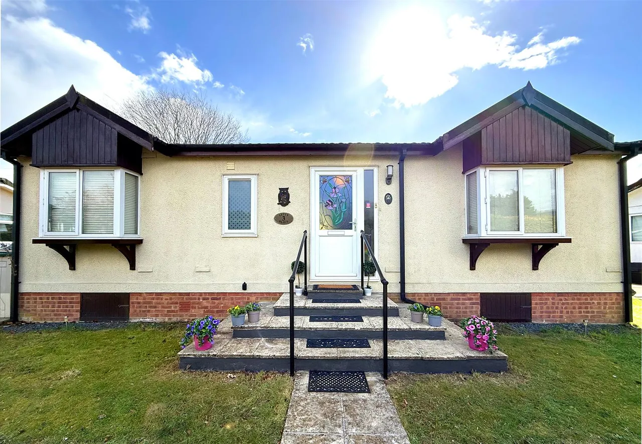2 bed property for sale — Willows Riverside Park, Windsor, Berkshire, SL4 5UU