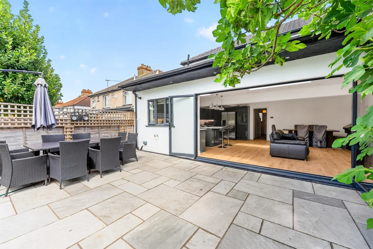 5 bed house for sale — Lavender Avenue, Worcester Park
