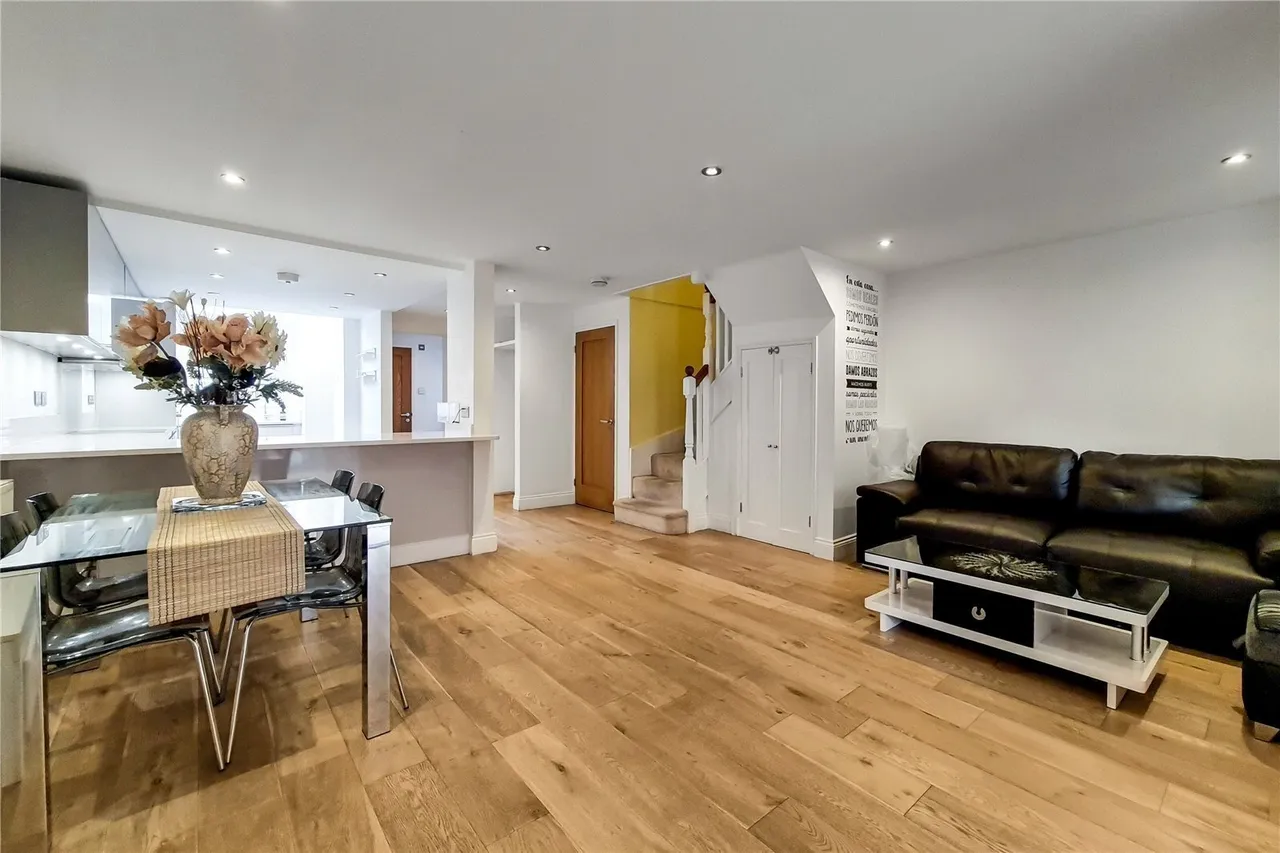 Telegraph Place, London, E14, photo 2