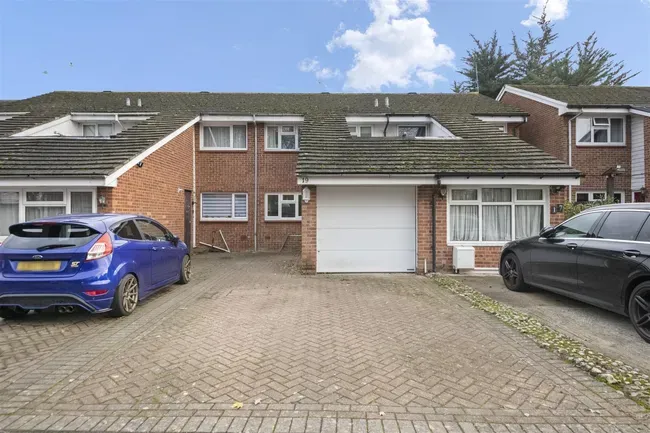 2 bed property for sale — Chestwood Grove, Uxbridge
