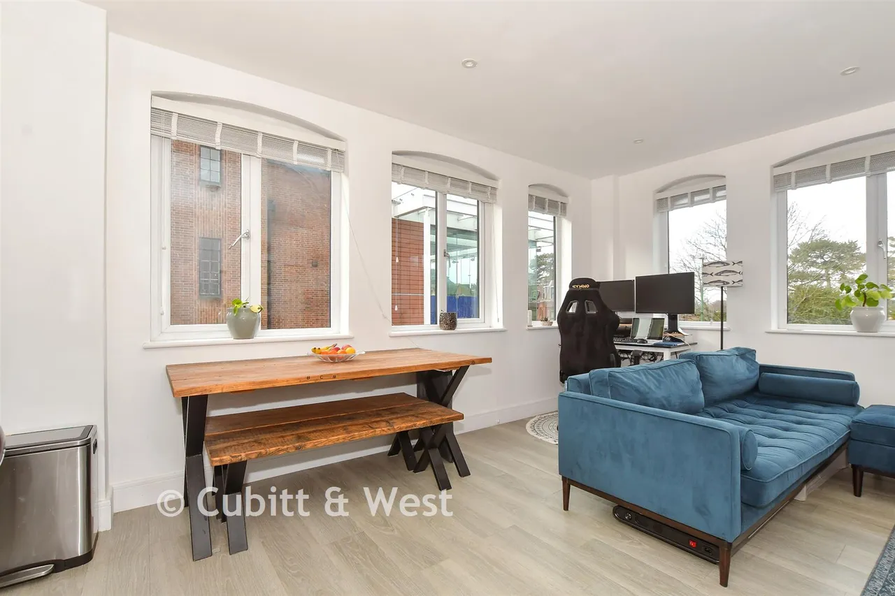 North Street, Horsham, RH12, photo 5