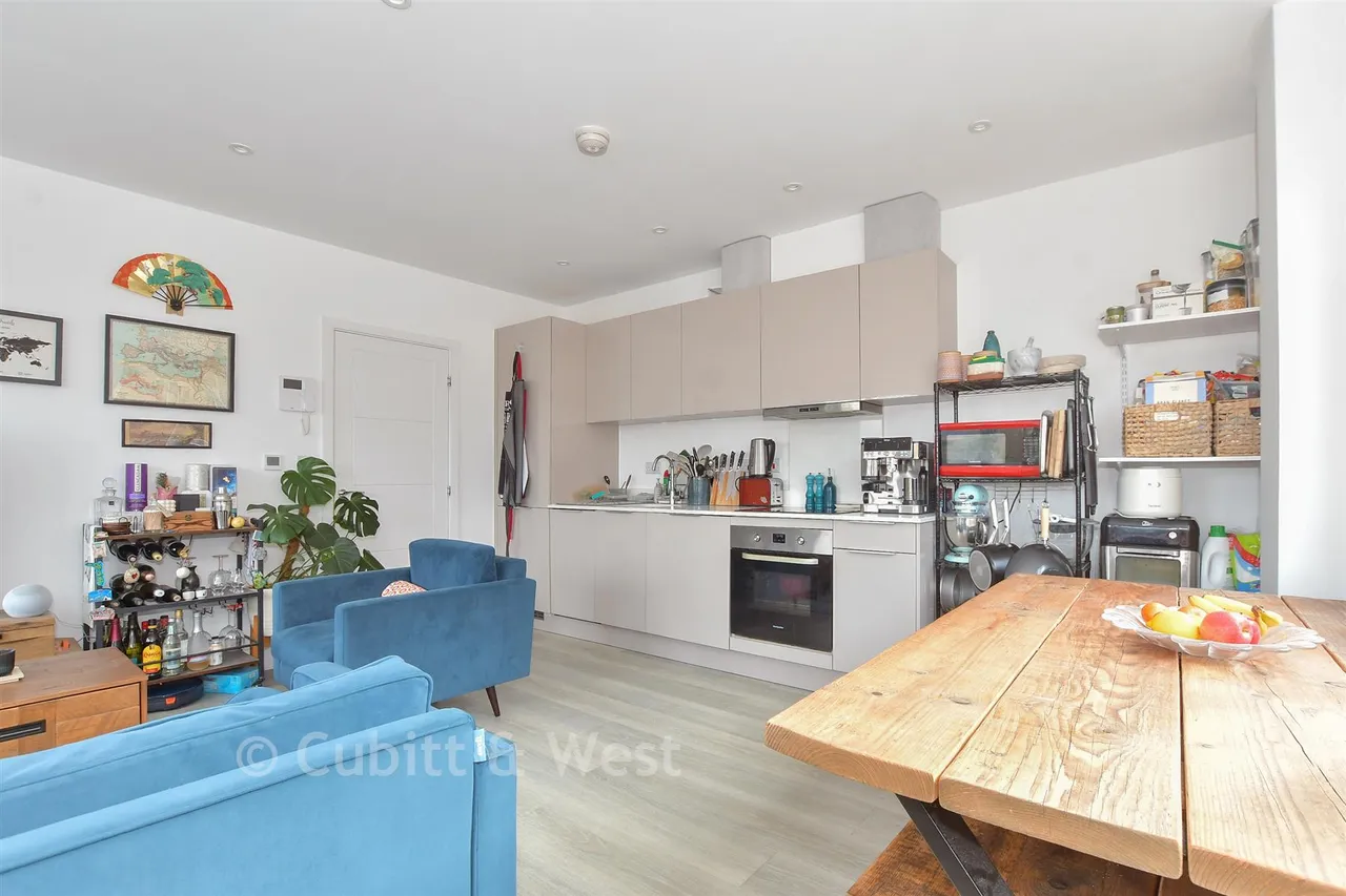 North Street, Horsham, RH12, photo 4