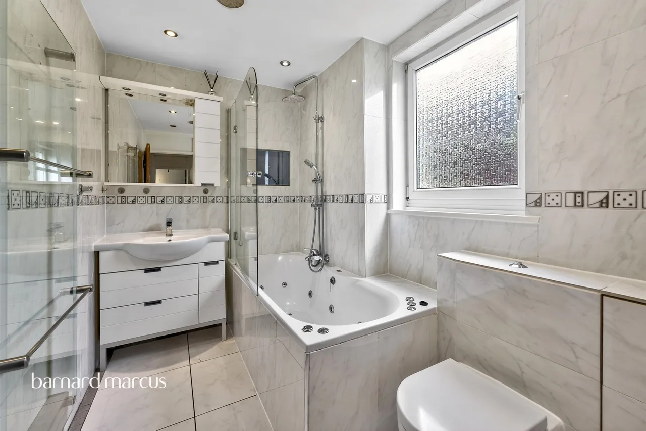 Swan Lane, London, N20, photo 11