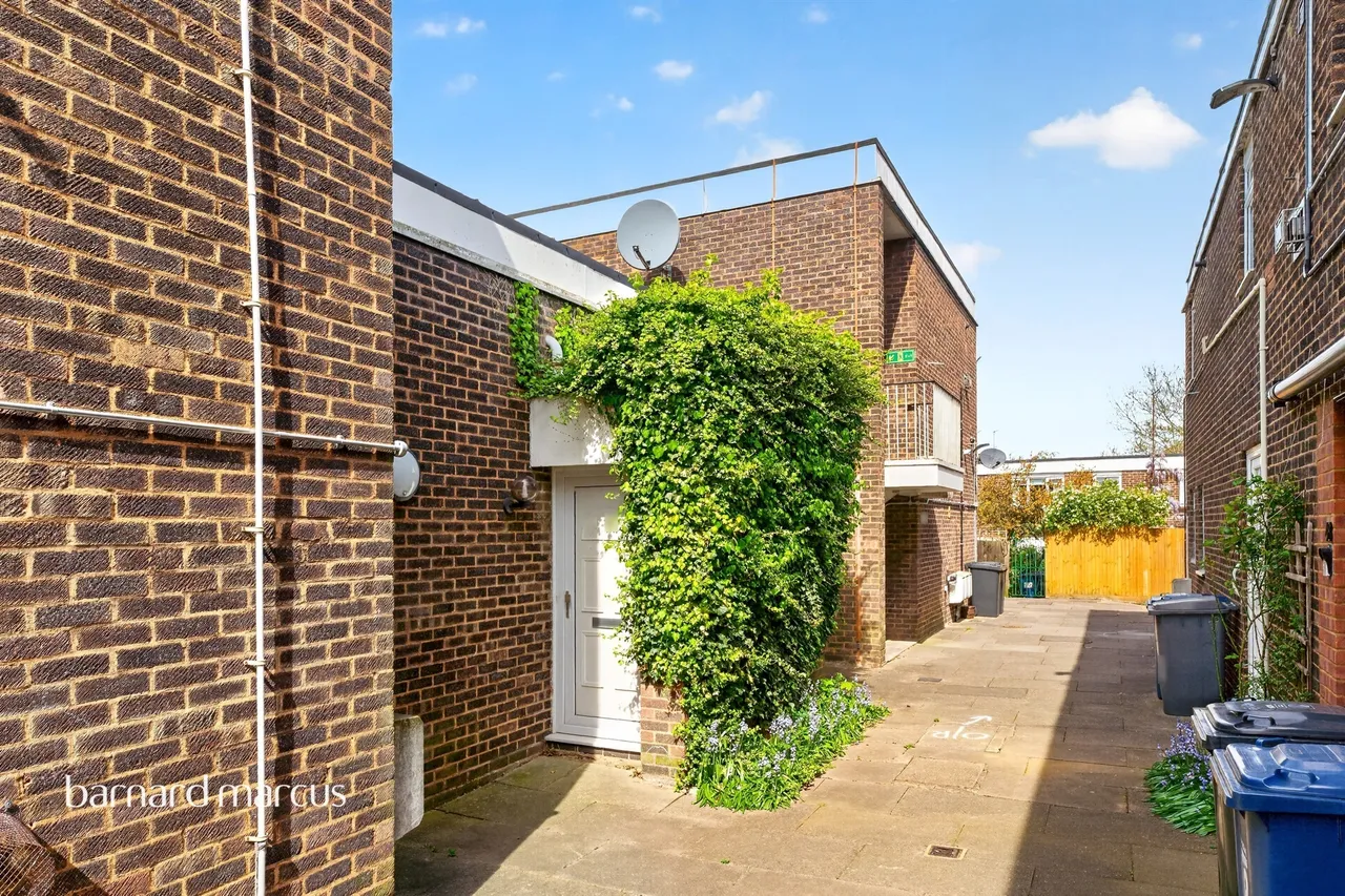 Swan Lane, London, N20, photo 12