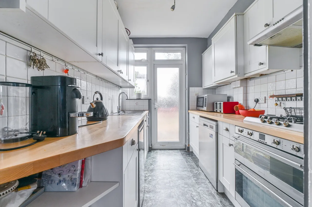 32 Hartland Way, Morden, photo 3
