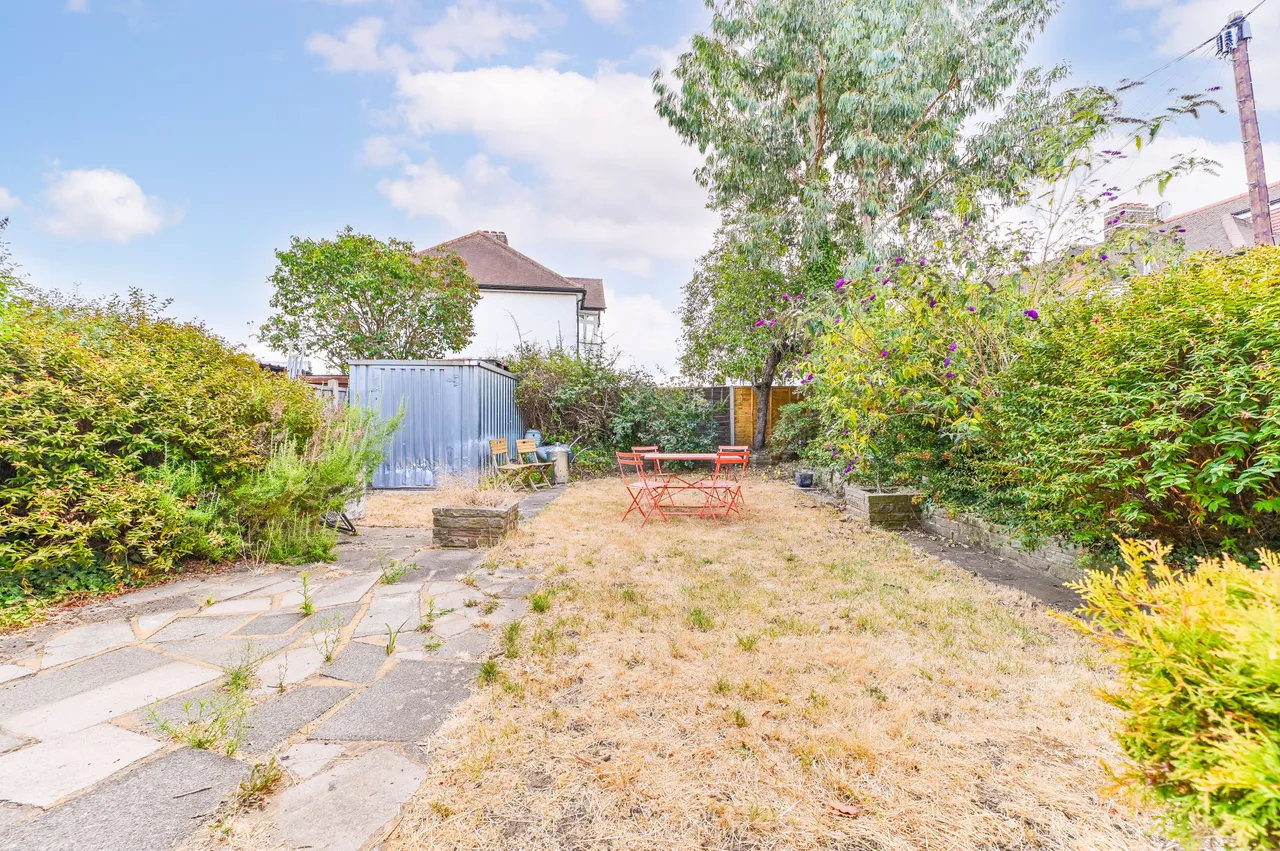 32 Hartland Way, Morden, photo 4