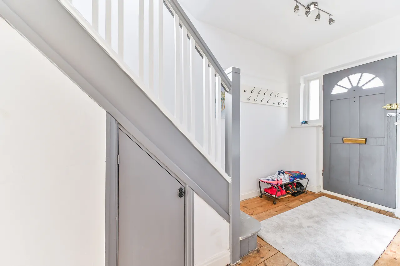 32 Hartland Way, Morden, photo 9