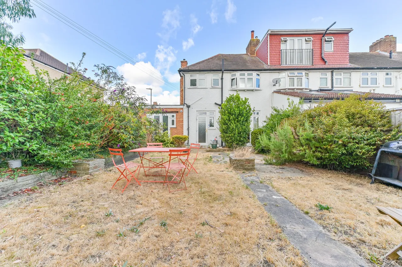 32 Hartland Way, Morden, photo 10