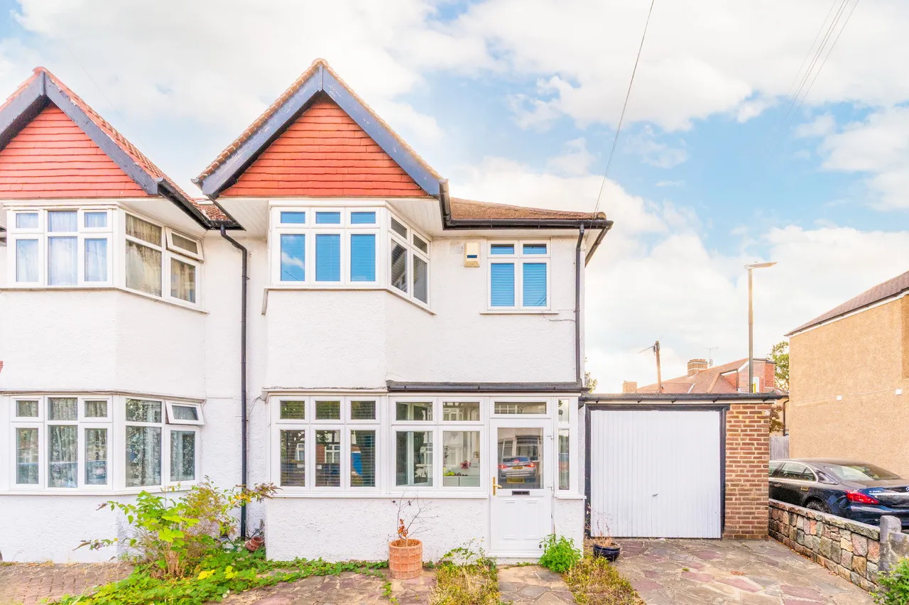 3 bed house for sale — 32 Hartland Way, Morden
